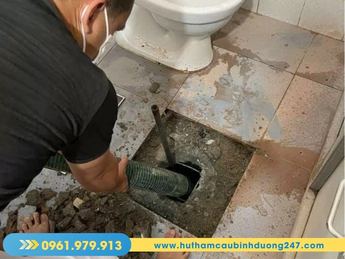 Thông cống nghẹt bằng máy lò xo bình dương