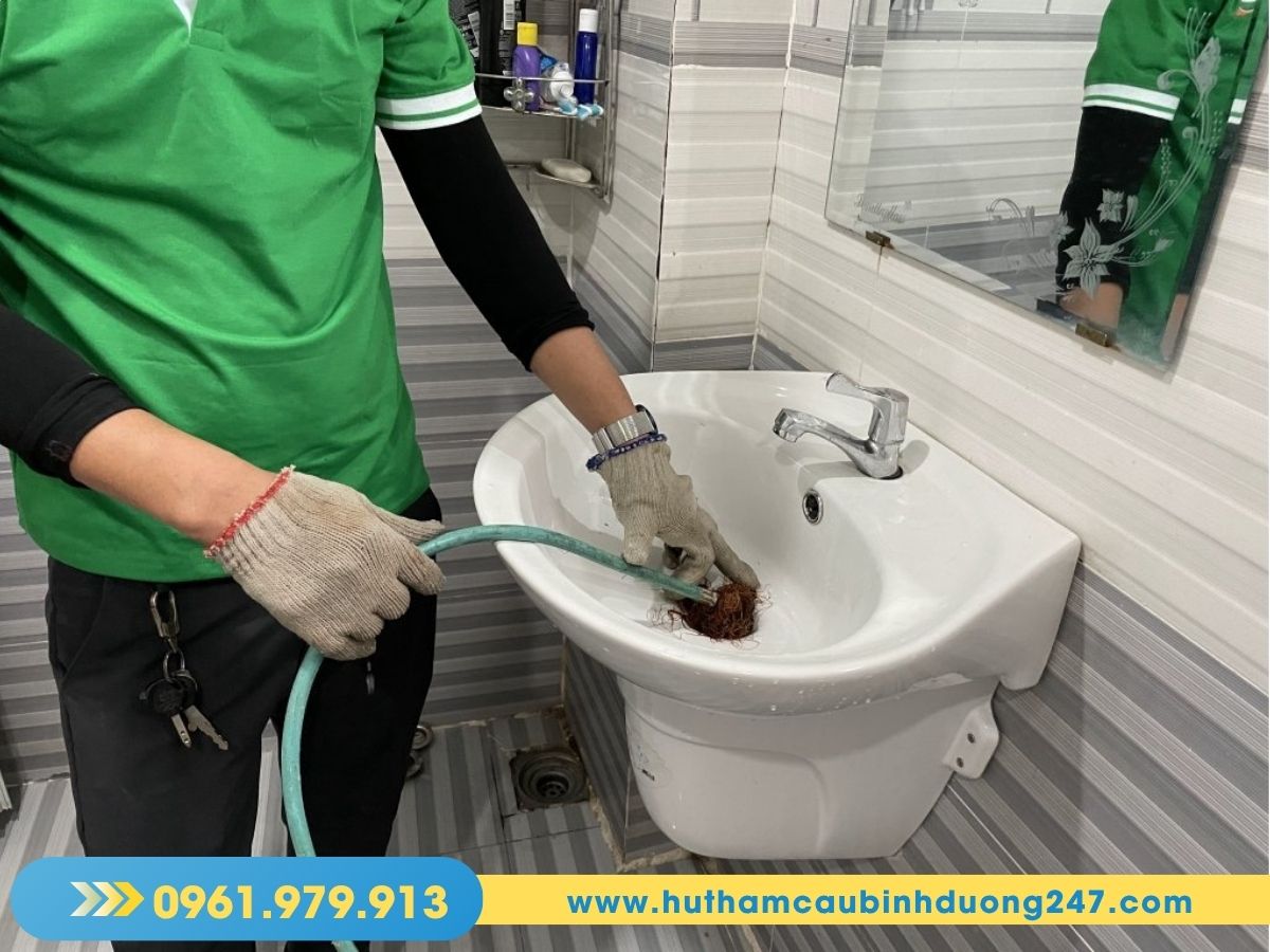 cách xử lý mùi hôi bồn rửa bát do dầu mỡ tích tụ