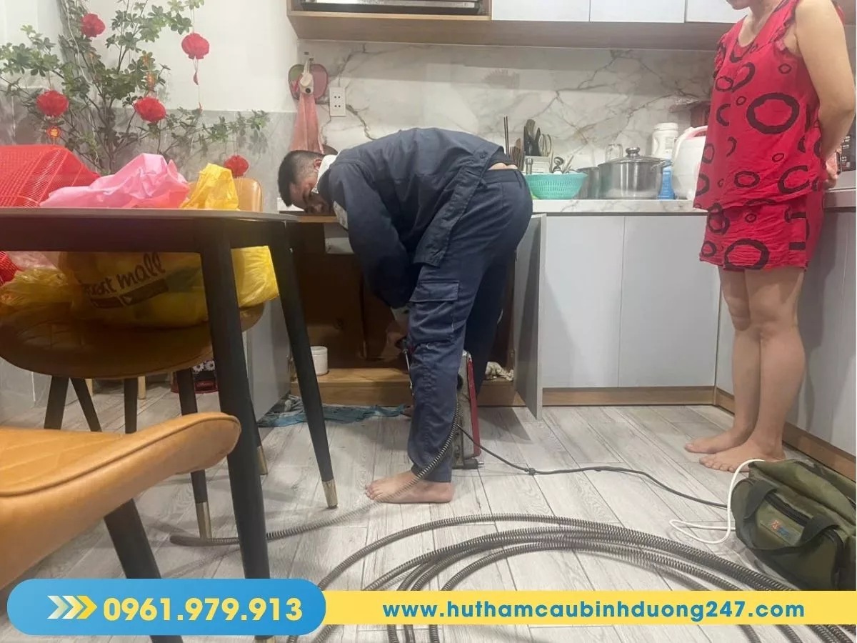 Thông cống nghẹt bằng máy lò xo bình dương