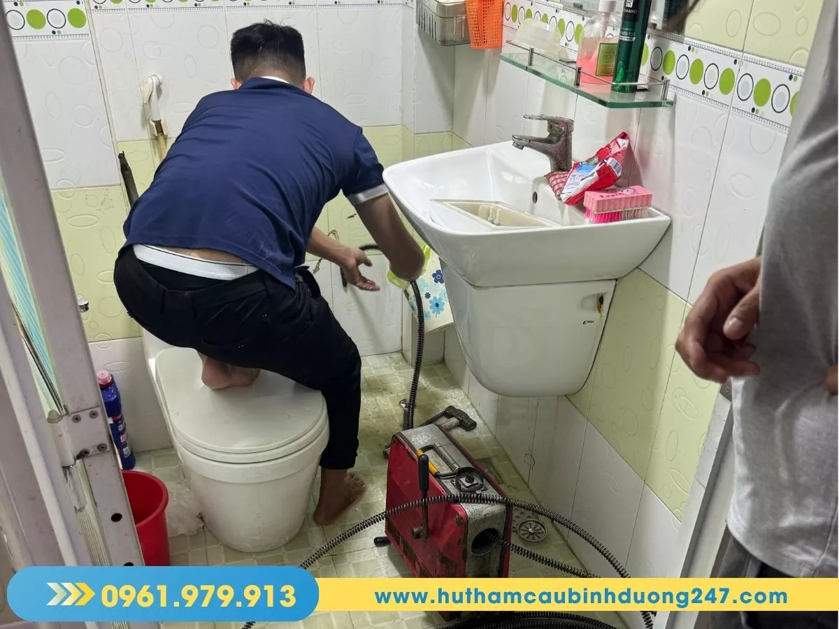 Thông bồn cầu bằng máy lò xo bình dương